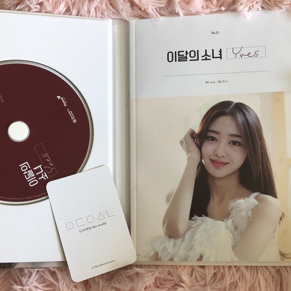 LOONA Yves Solo Album w/ Photocard - Picture 2 of 2